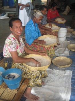 Kobiety pracują przy przesiewaniu ryżu, Fatumaka